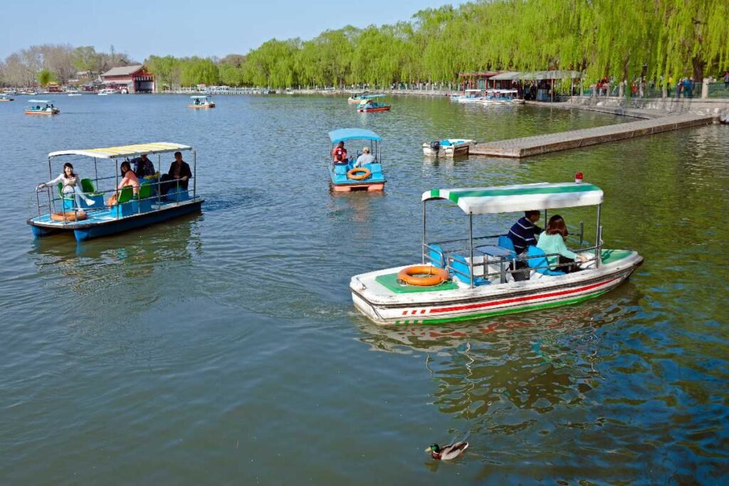 Boats_and_duck_in_Beihai_Park_lake,_Beijing_20180427135130